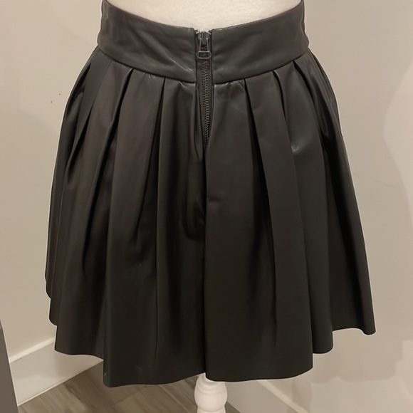 ALICE & OLIVIA LEATHER pleated black lamb skin leather skirt. - Picture 3 of 5